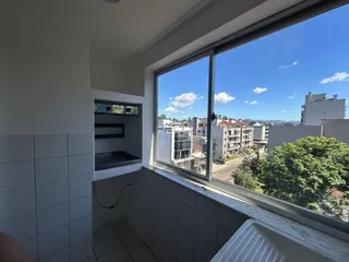 Vista da janela de um imóvel em Lajeado, Brasil, mostrando a paisagem urbana.