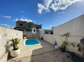 Foto de uma área externa com piscina e jardim em Lajeado, Brasil.