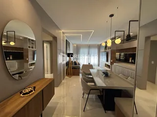 Sala de estar moderna com piso claro e grandes espelhos.
