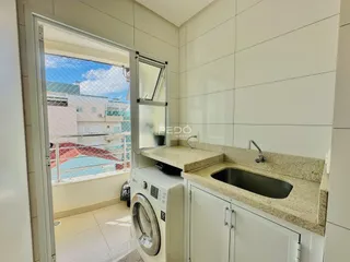Vista de uma cozinha com janela para a varanda em Lajeado, Brasil.