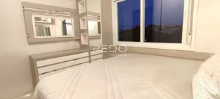 Quarto com cama e armário em um imóvel.