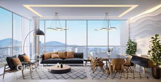 Sala de estar moderna com grandes janelas e vista panorâmica.
