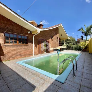 Fachada de casa com piscina no quintal.