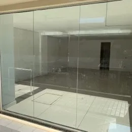 Vista de um interior com painéis de vidro.