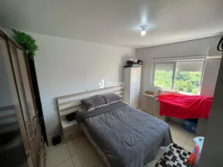 Quarto com cama e janela em um imóvel no Brasil.