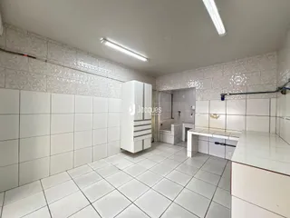Foto interna de um banheiro com revestimento cerâmico branco.