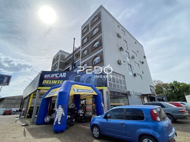 Fachada de um prédio residencial em Lajeado, Brasil com publicidade no primeiro plano.