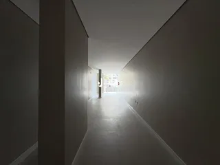Vista de um corredor interno de uma residência.