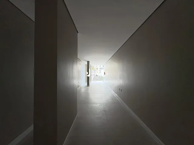 Vista de um corredor interno de uma residência.