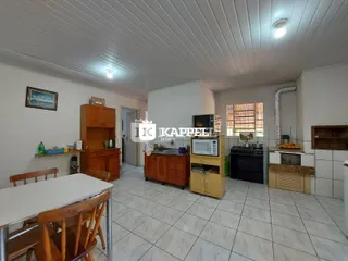 Foto de um ambiente interno com mesa de jantar e armários de madeira.