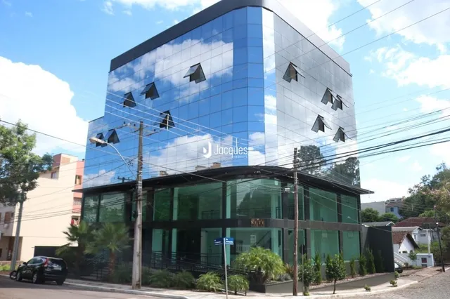 Fachada moderna de um edifício comercial em Lajeado, Brasil, com revestimento de vidro.