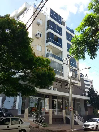 Fachada de um prédio residencial em Lajeado, Brasil, com varandas azuis.