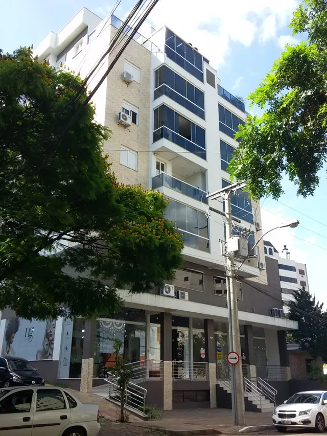 Fachada de um prédio residencial em Lajeado, Brasil, com varandas azuis.