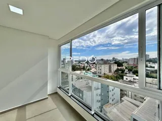 Ambiente interno com vista para a paisagem urbana.