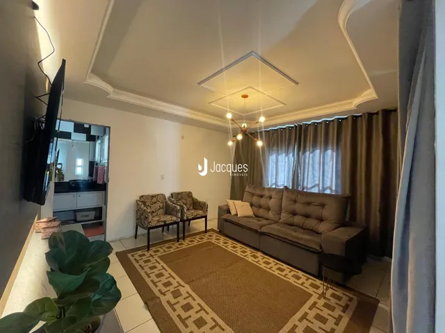 Sala de estar com sofá e tapete em um imóvel no Brasil.