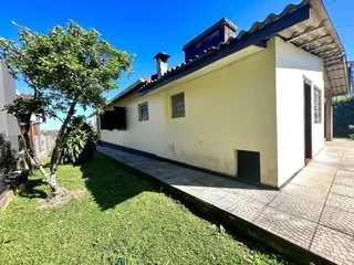 Fachada de uma casa em Lajeado, Brasil, com gramado e calçada.