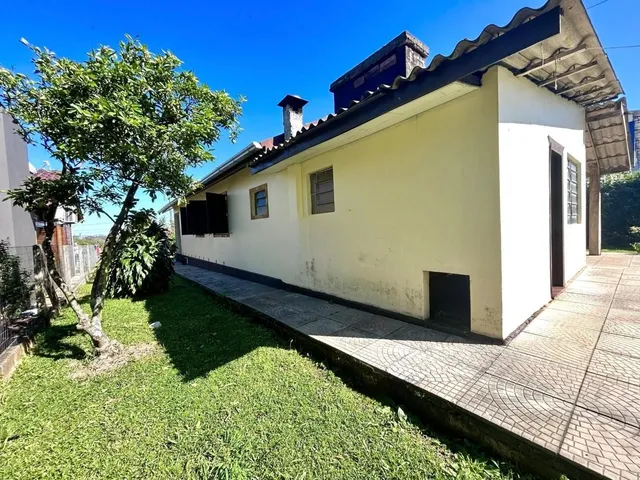 Fachada de uma casa em Lajeado, Brasil, com gramado e calçada.