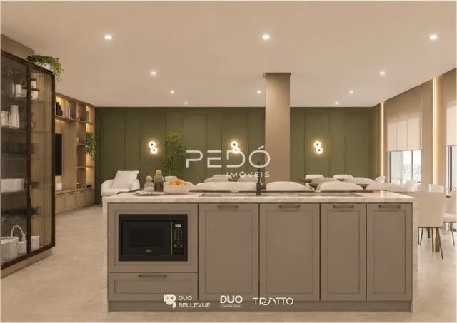 Cozinha moderna com armários em tons neutros e iluminação clara.