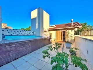 Vista externa da residência com piscina e jardim em Lajeado.