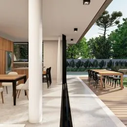 Hall de entrada com coluna branca e vista para a vegetação externa.