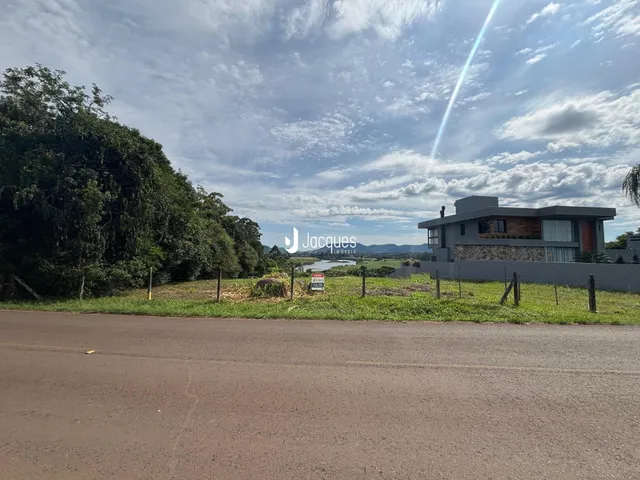 Vista externa de uma residência em Lajeado, Brasil, com vegetação ao redor.