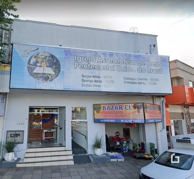 Fachada de um prédio com um letreiro grande na rua.