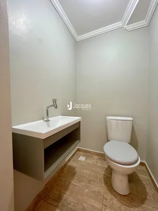 Banheiro com pia e vaso sanitário.