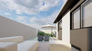 Vista externa de uma área de lazer com sofá e deck em uma residência em Lajeado.