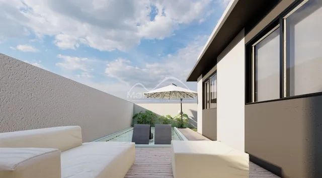 Vista externa de uma área de lazer com sofá e deck em uma residência em Lajeado.