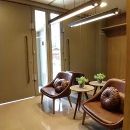 Hall de entrada com revestimento de madeira nas paredes.