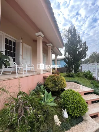 Foto da fachada de uma residência com jardim em Lajeado, Brasil.