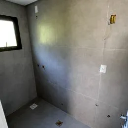 Parede cinza lisa de um ambiente interno.