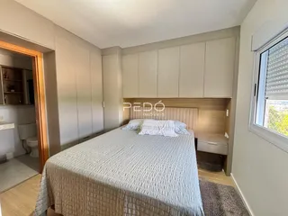Quarto com armários embutidos e cama de casal em um imóvel no Brasil.