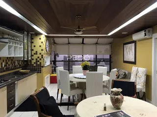Ambiente de sala de jantar e cozinha em imóvel com piso cerâmico.