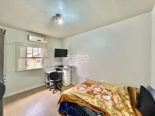 Quarto com cama e janela em um imóvel no Brasil.