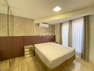 Quarto com cama e armário em ambiente interno.