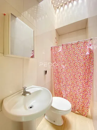 Foto de um banheiro com pia e vaso sanitário em um imóvel.