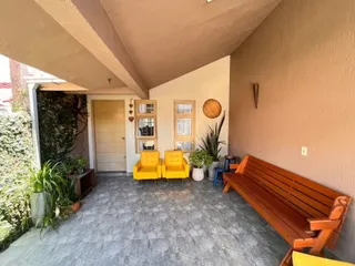 Foto de um espaço comum interno com um banco de madeira.