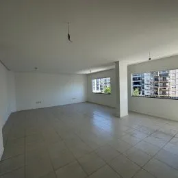 Foto de um ambiente interno com piso de cerâmica e paredes brancas.