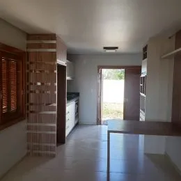 Hall de entrada com revestimento de madeira na parede.
