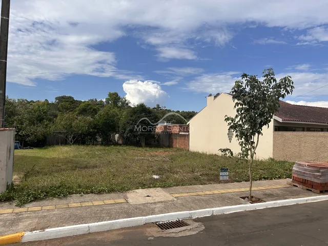 Foto da fachada de uma residência em Lajeado, Brasil, com área gramada ao redor.