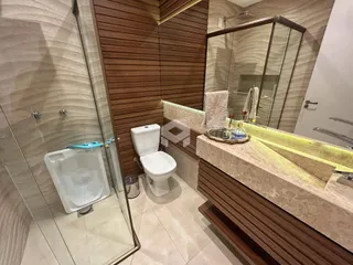 Foto de um banheiro moderno com box de vidro e revestimento de madeira.