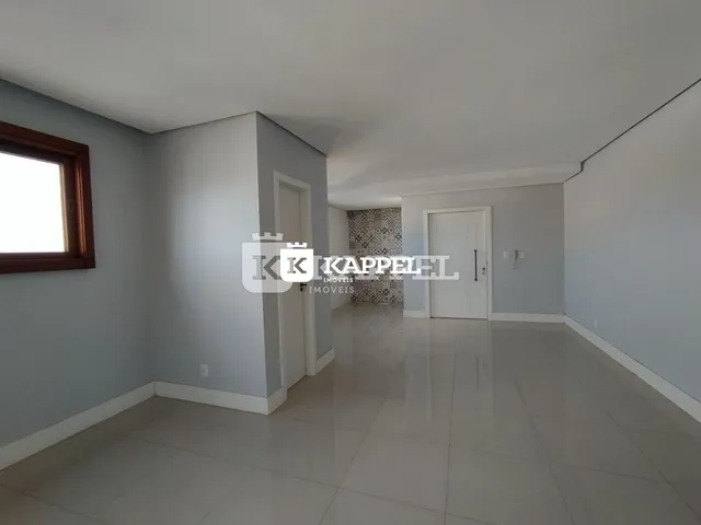 Hall de entrada com piso de porcelanato claro e paredes em tom de cinza.
