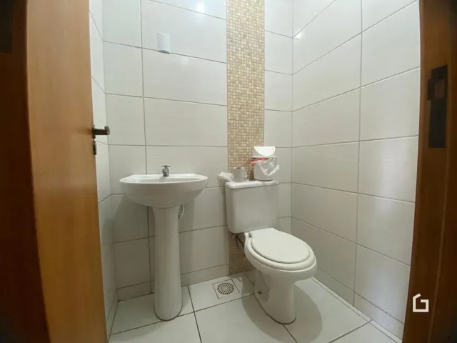 Foto de um banheiro com azulejos brancos.