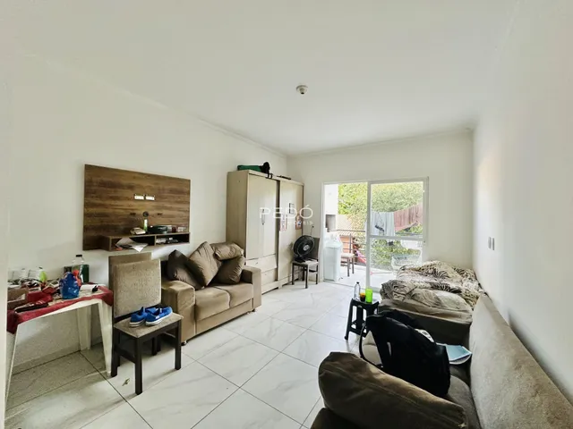 Sala de estar com piso de cerâmica e sofá em um imóvel em Lajeado.