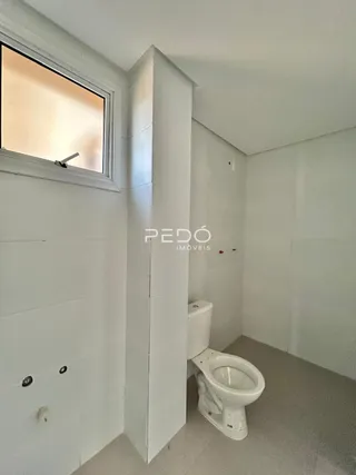 Foto de um ambiente interno de um imóvel em Lajeado, Brasil, mostrando uma parede e um vaso sanitário.