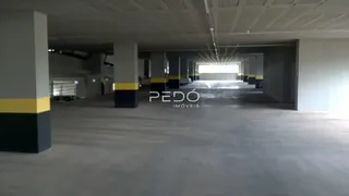 Vista de um corredor interno de um imóvel em Lajeado.