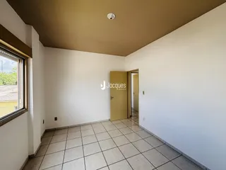 Vista interna de um corredor com piso de cerâmica.