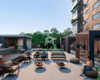 Área de lazer externa com mobiliário e fogo em um ambiente residencial.
