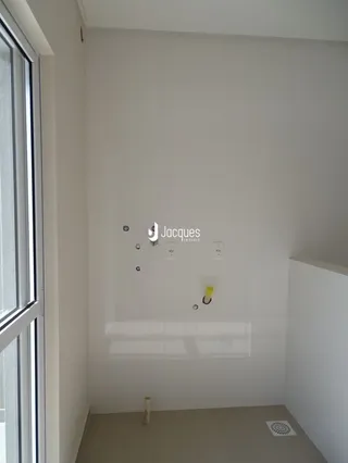 Parede interna branca de uma residência em Lajeado.